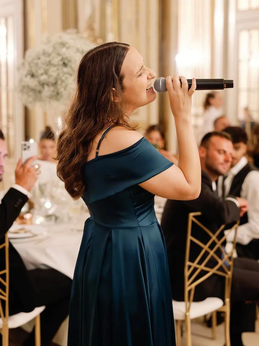 达洛特妹妹是名歌手,她将担任英国歌手斯科特演唱会开场嘉宾